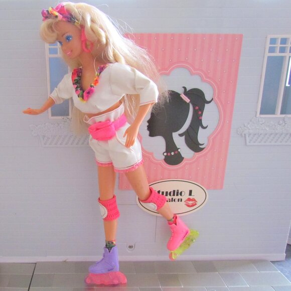 BARBIE ROLLERBLADER in WHITE VINYL ROLLER DERBY OUTFIT, CHIC MISMATCHED SKATES! - Picture 3 of 11